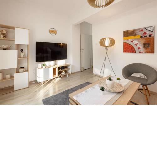Modern, charming 2 bdrm aptmt close to centre