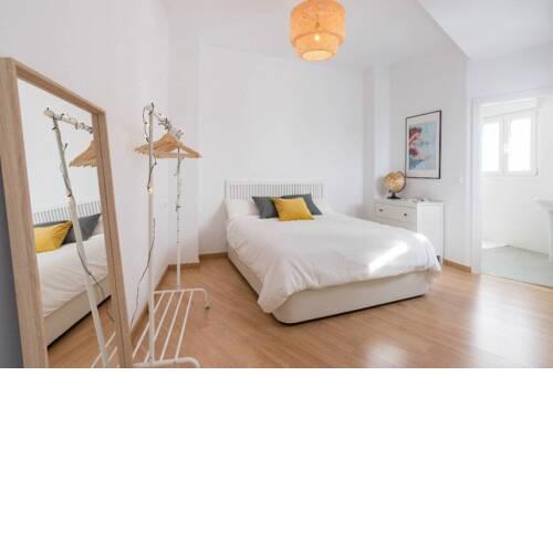 Modern & Cosy Oasis Steps from Historic Centre