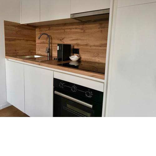 Modern Easy Access Studio Apartment with Free Parking
