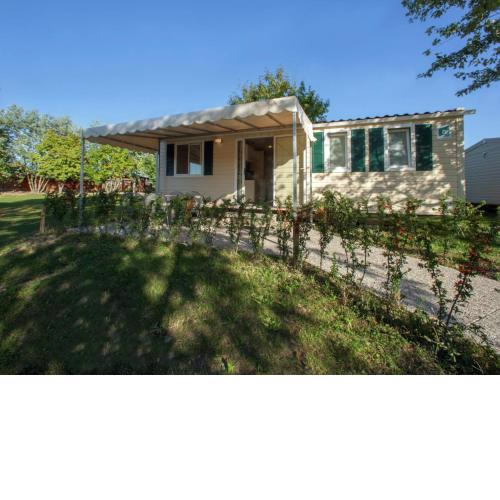 Modern furnished chalet with AC, 4km from Sirmione