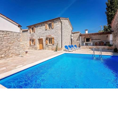 Modern Holiday Home in Kanfanar with Swimming Pool