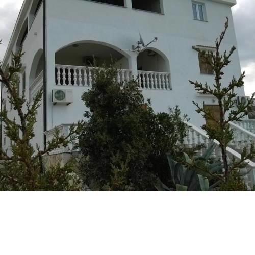 Modern Holiday Home in Mandre with Barbeque