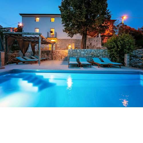 Modern Holiday Home with Swimming Pool in Bresc