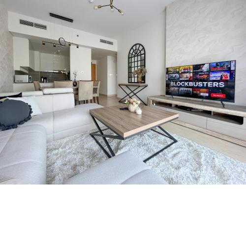 Modern Interior 2 Bed Room Apartment - Bright and Stylish