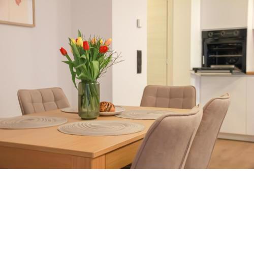 Modern Penthouse Apartment with Balcony & Free Parking