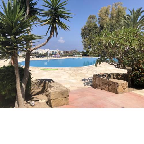 Modern, pool-side 2 bedroomed apartment
