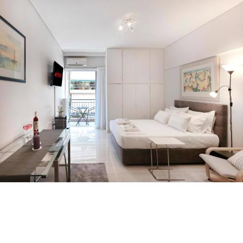 Modern Studio opposite the Areios Pagos court.