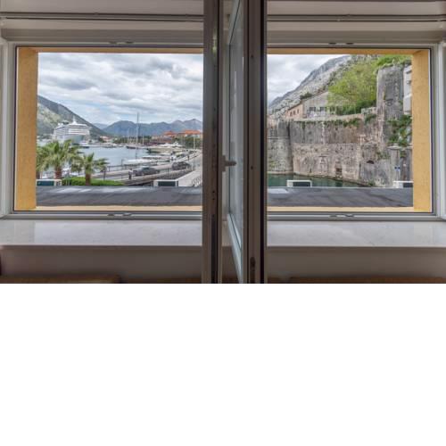 Modern Waterfront Apartment, Old Town Kotor