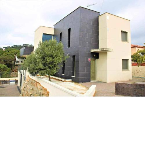 Moderna casa con piscina