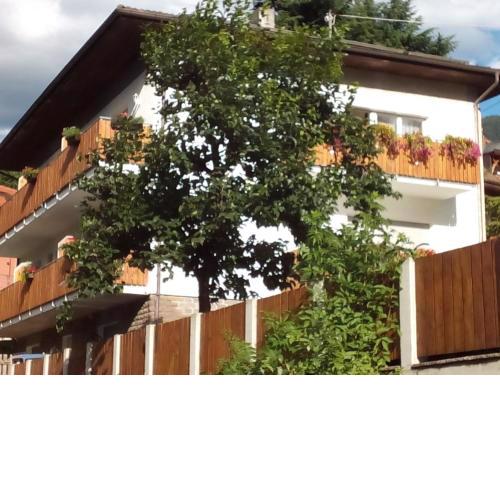 Moderne Ferienwohnung mit eigenem Balkon und gemeinschaftlichen Außenpool
