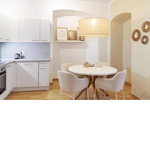 Moderne Zwei Zimmer Altbauwohnung im Stadtkern