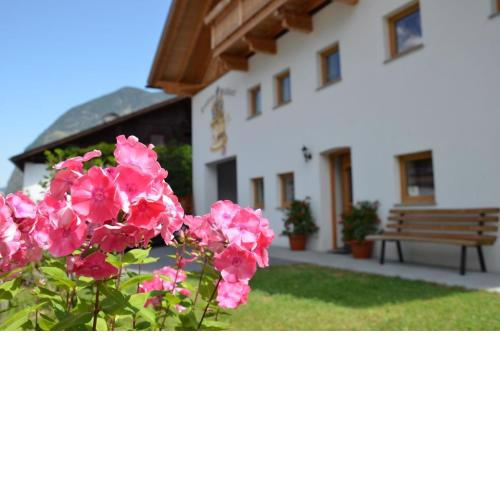 Modernes Appartment mit Balkon vor herrlicher Gebirgskulisse