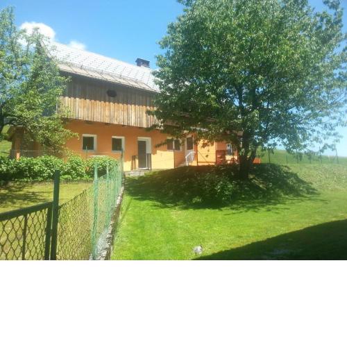 Modernes Ferienhaus in bergiger Lage nahe Kärntner Seelandschaft