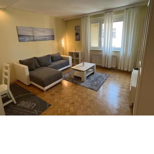 Modernes Parkblick-Apartment 2BR & 1LR