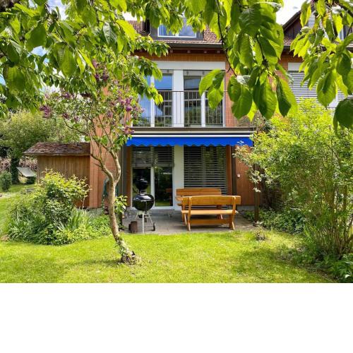 Modernes Reihenhaus mit Blick auf den Bodensee