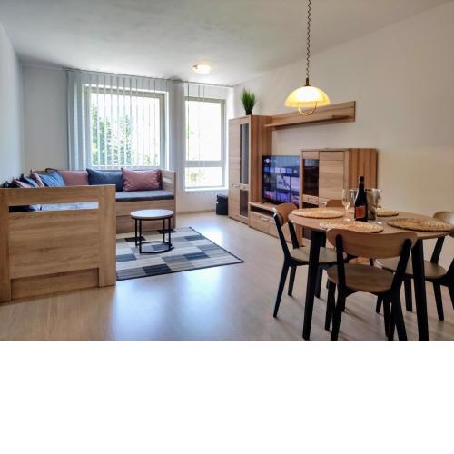 Moderní a slunný apartmán 2+KK v Anenském Údolí se sklepem a parkováním