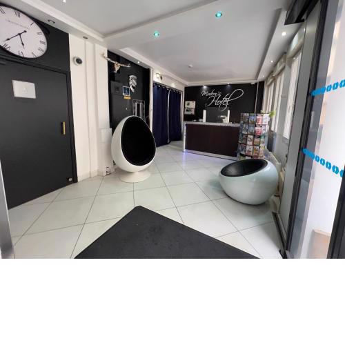 Modern's Hotel