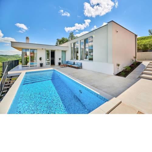 Momjan Villa Sleeps 8 with Pool Air Con and WiFi