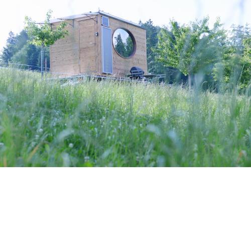 Mondholz TINY HOUSE, in purer Natur, nähe Zug