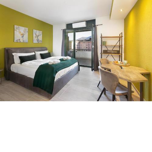Monolocale con terrazzo vista lago Via Cassarinetta 7 by LR