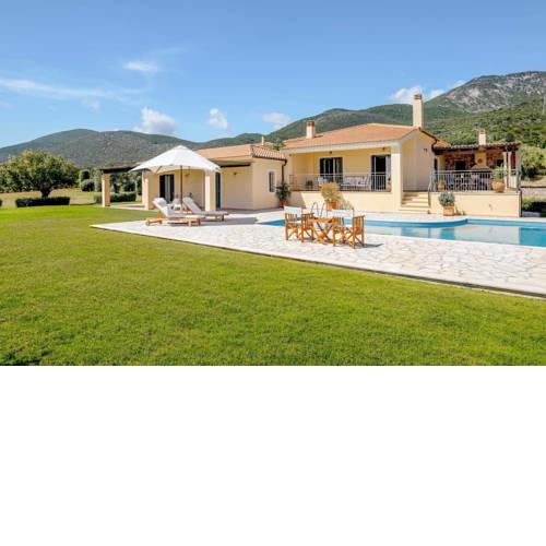 Mousata Villa Sleeps 4 Air Con WiFi