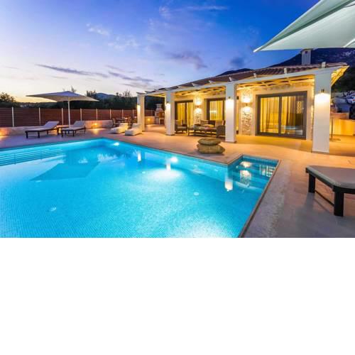 Mousata Villa Sleeps 4 with Pool Air Con and WiFi