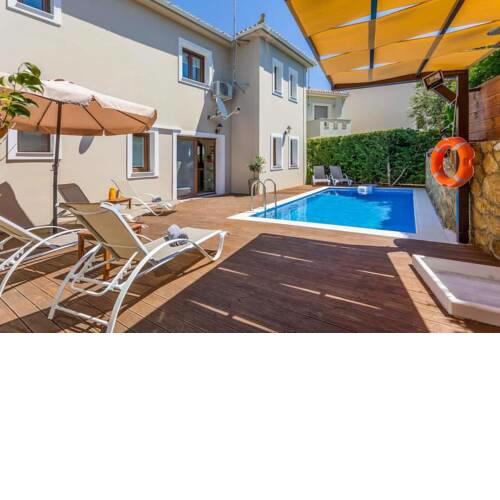 Mpochali Villa Sleeps 9 with Pool Air Con and WiFi