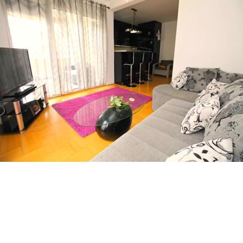 Muni 2 bedroom apartment