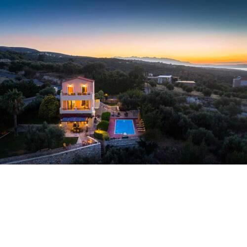 Myloi Villa Sleeps 9 with Pool Air Con and WiFi