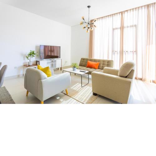 Nasma Luxury Stays - Colorful Condo With Wide City Views From Balcony