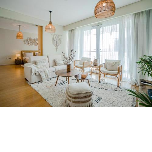 Nasma Luxury Stays - Serene Apartment With Balcony Steps From The Sea
