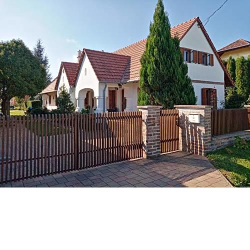 Négyévszak Apartmanház