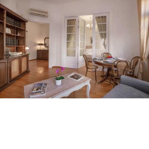 Neoclassical Apartment close to Syntagma-Plaka