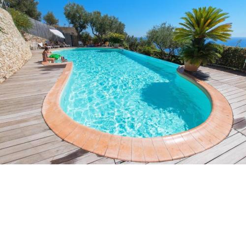 Nette Ferienwohnung in Finale Ligure mit Großem Garten
