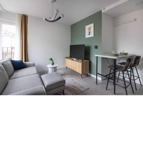 New Bright Corner 1 BR w Parking #17B