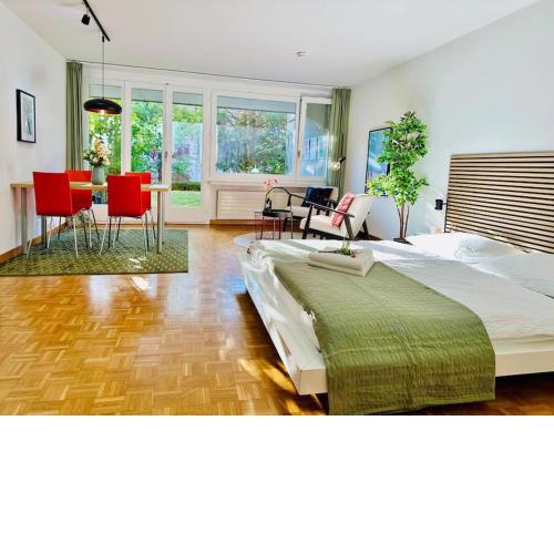 New, central studio with garden terrace and much privacy