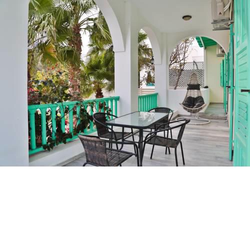 New Kamari Beach House with Balcony and Garden
