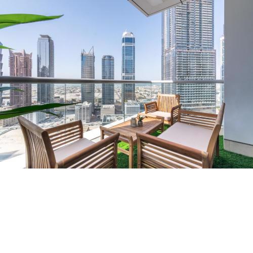 New Large Apartment with Downtown View
