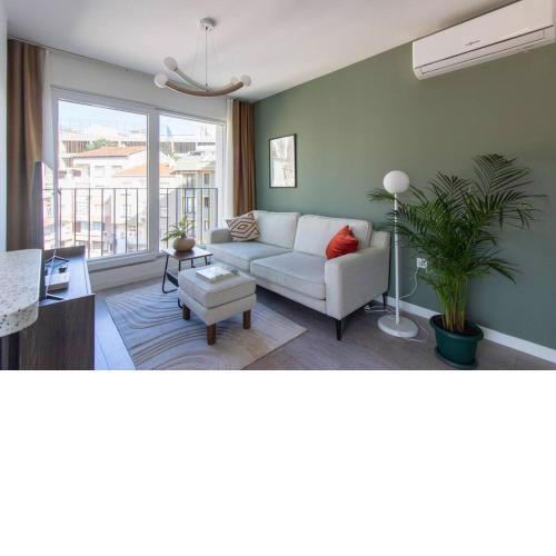 New Modern Furnished 1BR Flat w/Free Parking & Gym #122