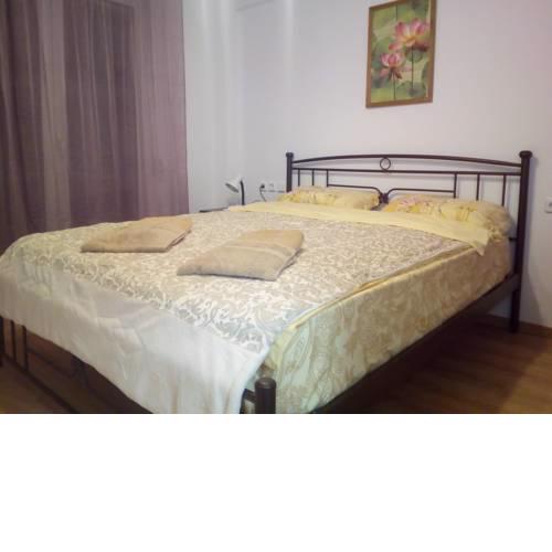 New studio next to metro for 2 people