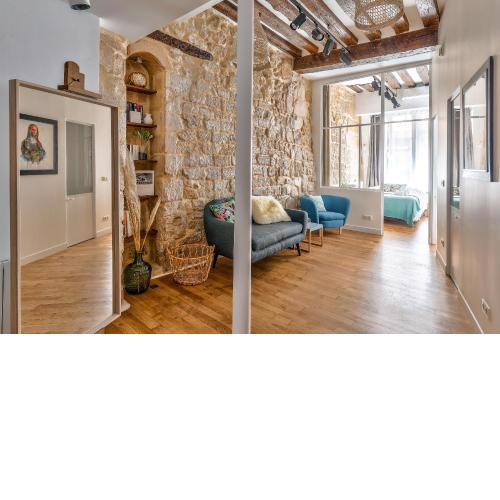 New Stunning 4 Bdrs Apt, With AC – Le Marais