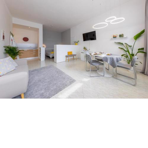 NEW: Top located 50m from beach