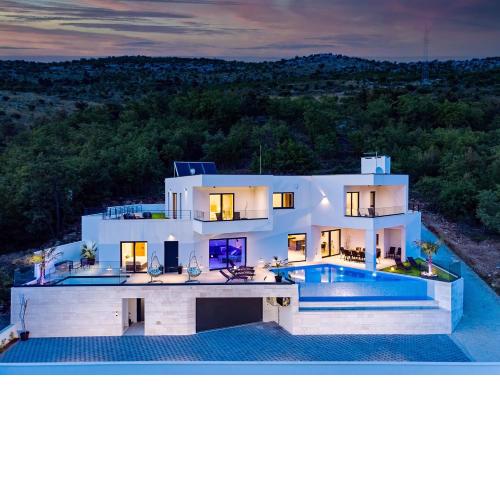 NEW! Villa Top Hill, heated infinity pool, Jacuzzi, 5 en-suite bedrooms, a Media room