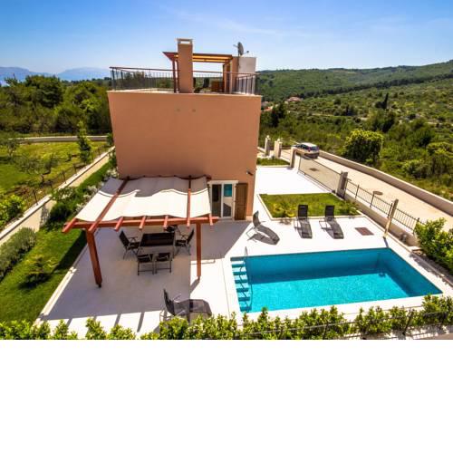 New villa with a private pool and sea view top terrace