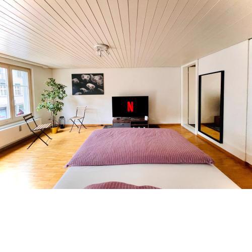 Newly furnished beautiful old building apartment in the center with Apple TV O1