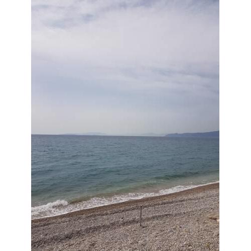 Newly Renovated 2 bedroom apt..by the beach with all the amenities Ideally for family or group of friends with your Private beach only a few feet away looking the Saronic Gulf......With Famous Loutraki Beach town and Corinth Canal only 15 min away.....