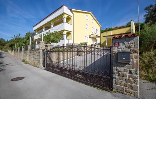 Nice apartment in Hrvatini w/ 1 Bedrooms