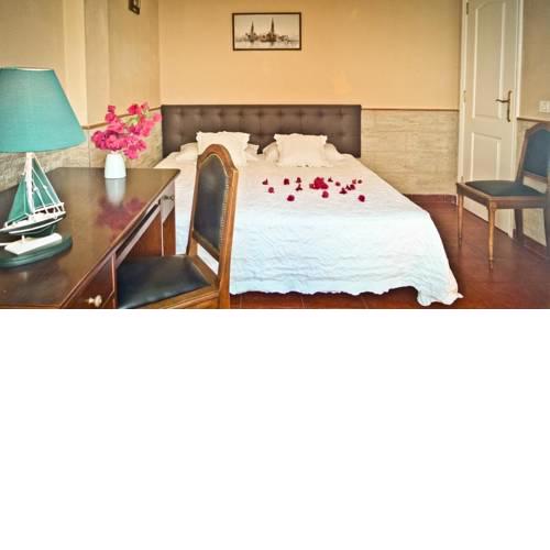 Nice bedroom with private bathroom