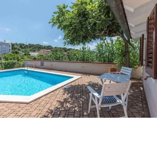 Nice bungalow with shared swimming pool and enclosed garden with BBQ, Pula 5 km away
