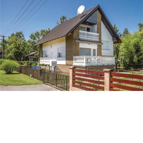 Nice home in Balatonkeresztúr w/ Outdoor swimming pool and 4 Bedrooms